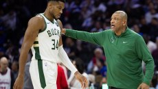 O Ντοκ Ρίβερς για τον τραυματισμό του Γιάννη Αντετοκούνμπο: «Δεν υπάρχει χρονοδιάγραμμα επιστροφής»