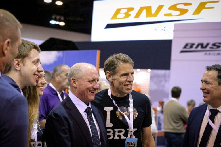 Ο Γκρεγκ Έιμπελ στη σκιά του Γουόρεν Μπάφετ – Νέος CEO στην Berkshire Hathaway