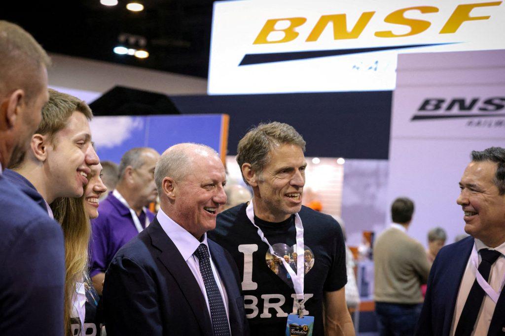 Ο Γκρεγκ Έιμπελ στη σκιά του Γουόρεν Μπάφετ – Νέος CEO στην Berkshire Hathaway