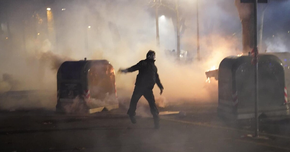 Τορίνο: Συγκρούσεις της αστυνομίας με διαδηλωτές για το κλείσιμο κοινωνικού κέντρου – Στόχος επίθεσης συνεργείο της RAI