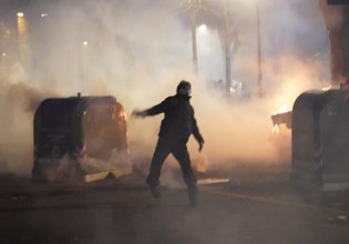 Τορίνο: Συγκρούσεις της αστυνομίας με διαδηλωτές για το κλείσιμο κοινωνικού κέντρου – Στόχος επίθεσης συνεργείο της RAI