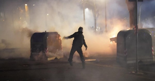 Τορίνο: Συγκρούσεις της αστυνομίας με διαδηλωτές για το κλείσιμο κοινωνικού κέντρου – Στόχος επίθεσης συνεργείο της RAI