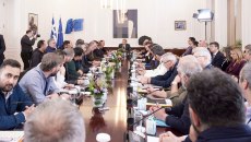 Σε εξέλιξη η συνάντηση του πρωθυπουργού με τους αγρότες – Τα αιτήματα, τι είπε ο Μητσοτάκης, όλες οι εξελίξεις