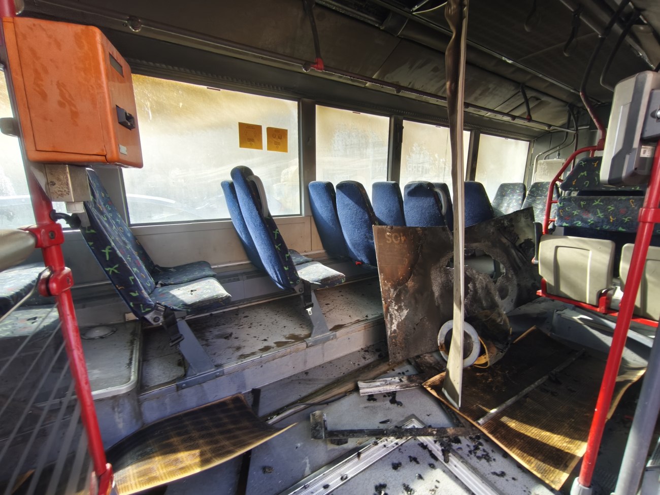 εικόνα που δείχνει τις εκτεταμένες ζημιές από τη φωτιά στο πίσω μέρος του λεωφορείου του ΚΤΕΛ στη Θεσσαλονίκη