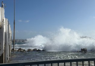 Αυτοκίνητα παρασύρθηκαν από τα κύματα στην Τήνο – Ισχυροί άνεμοι στο νησί