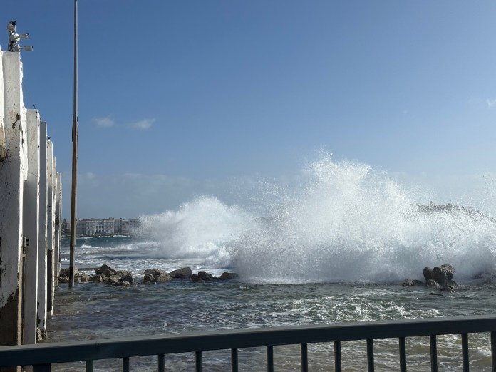 Αυτοκίνητα παρασύρθηκαν από τα κύματα στην Τήνο – Ισχυροί άνεμοι στο νησί