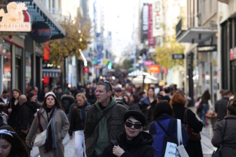 εικόνα που δείχνει κόσμο στο κέντρο να κάνει τα ψώνια του στα καταστήματα
