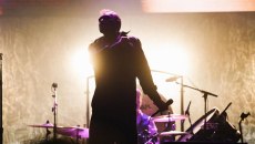 Νέο άλμπουμ, παλιοί λογαριασμοί και ένα μεγάλο ερώτημα: Τι σκεφτόμαστε σήμερα όταν ακούμε τον Morrissey;