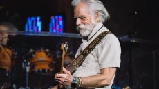 Από εικοσάρηδες μέχρι θαυμαστές με Πι αποχαιρετούν τον θρύλο Bob Weir στη γενέτειρά του το Σαν Φρανσίσκο