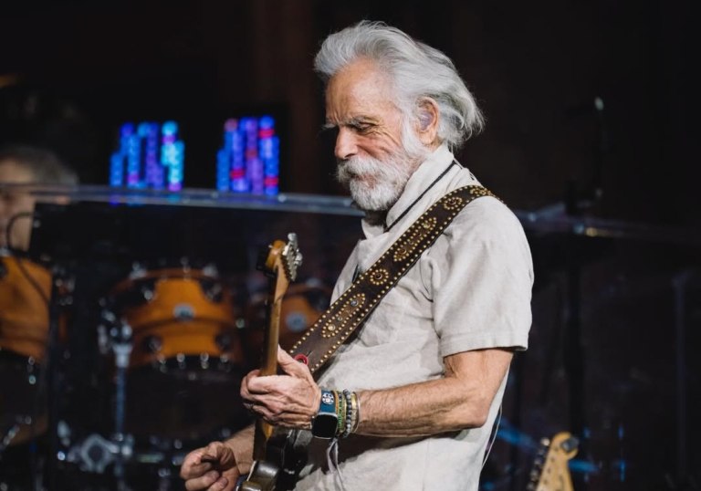 Από εικοσάρηδες μέχρι θαυμαστές με Πι αποχαιρετούν τον θρύλο Bob Weir στη γενέτειρά του το Σαν Φρανσίσκο