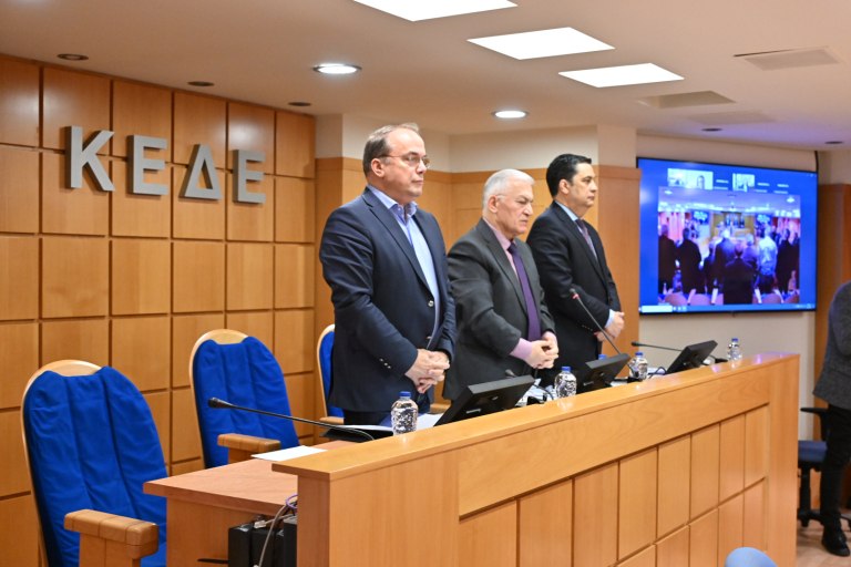Η ΚΕΔΕ τίμησε τη μνήμη των θυμάτων με ενός λεπτού σιγή