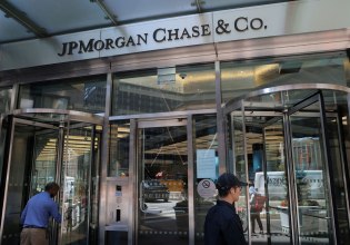 Ο Τραμπ κατέθεσε αγωγή σε βάρος της JPMorgan Chase και ζητά 5 δισ. αποζημίωση