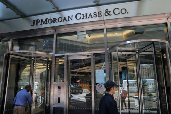 Ο Τραμπ κατέθεσε αγωγή σε βάρος της JPMorgan Chase και ζητά 5 δισ. αποζημίωση