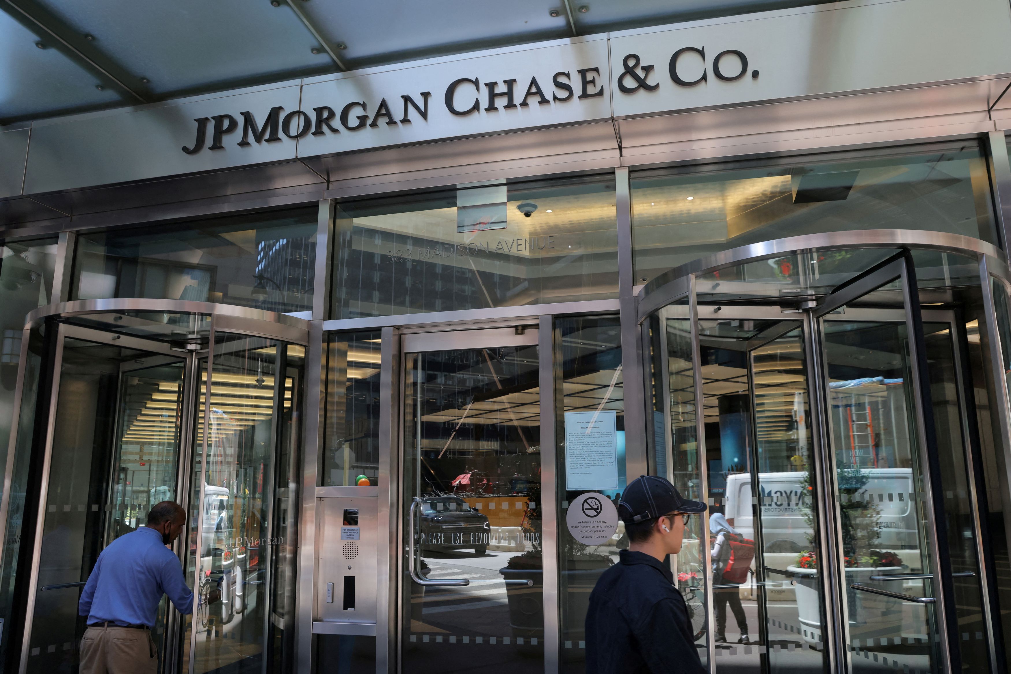 Ο Τραμπ κατέθεσε αγωγή σε βάρος της JPMorgan Chase και ζητά 5 δισ. αποζημίωση