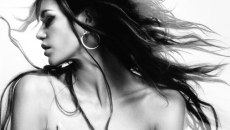 «Τα γυμνά της μητέρας μου είναι δώρο» – Η κόρη της Σίντι Κρόφορντ, Κάια Γκέρμπερ, για τη μοναχική παιδική ηλικία και το «χαμαιλεοντικό» αύριο