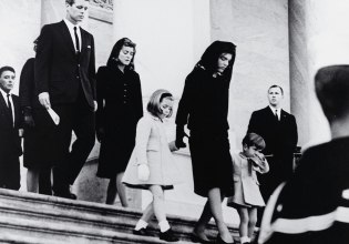 Καρολάιν Κένεντι: Η πιο τραγική φιγούρα της δυναστείας οφείλει να κρατήσει τη μνήμη της κόρης της ζωντανή