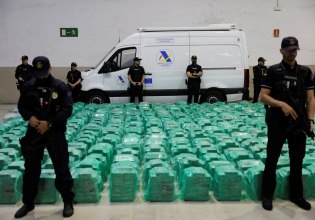 Ισπανία: Εξάρθρωση συμμορίας που χρησιμοποιούσε νεαρούς κολυμβητές για να κρύβει κοκαΐνη σε πλοία