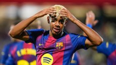 Ο Γιαμάλ έκανε live μετάδοση και «έπιασε» τον Σέζνι να καπνίζει στα αποδυτήρια (vid)