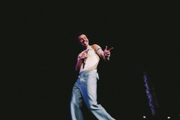 Έρχεται το νέο άλμπουμ του Χάρι Στάιλς – Η ημερομηνία κυκλοφορίας, το Βατικανό και το καπέλο «Techno is my boyfriend»