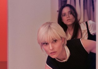 Η Νάταλι Πόρτμαν προσπαθεί να πουλήσει το πτώμα του Ζακ Γαλιφιανάκη στη μαύρη κωμωδία «The Gallerist»