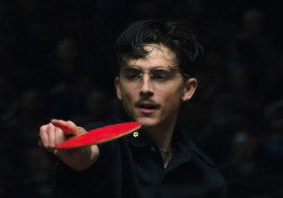 Νέες ταινίες: Όλα τα βλέμματα πάνω στο Marty Supreme και την οσκαρική κούρσα του Τιμοτέ Σαλαμέ