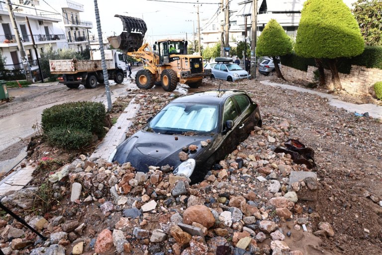 Η Αθηναϊκή Ριβιέρα πνίγηκε από μια νεροποντή, η κυβέρνηση έστειλε πάλι 112 και καθάρισε μια και καλή