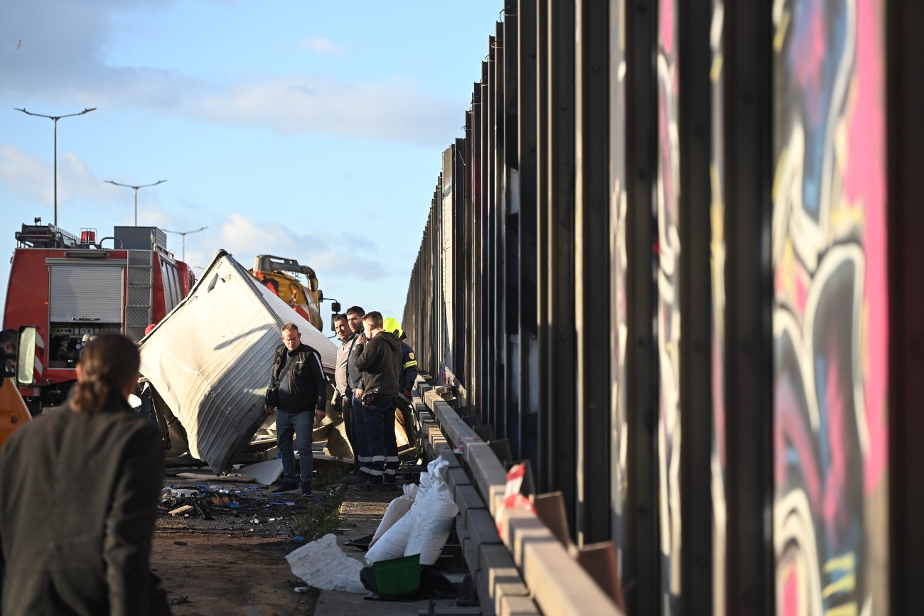 εικόνα που δείχνει άνδρες της Πυροσβεστικής επιχειρούν στο σημείο όπου συγκρούστηκαν τα δύο φορτηγά, στον Κηφισό