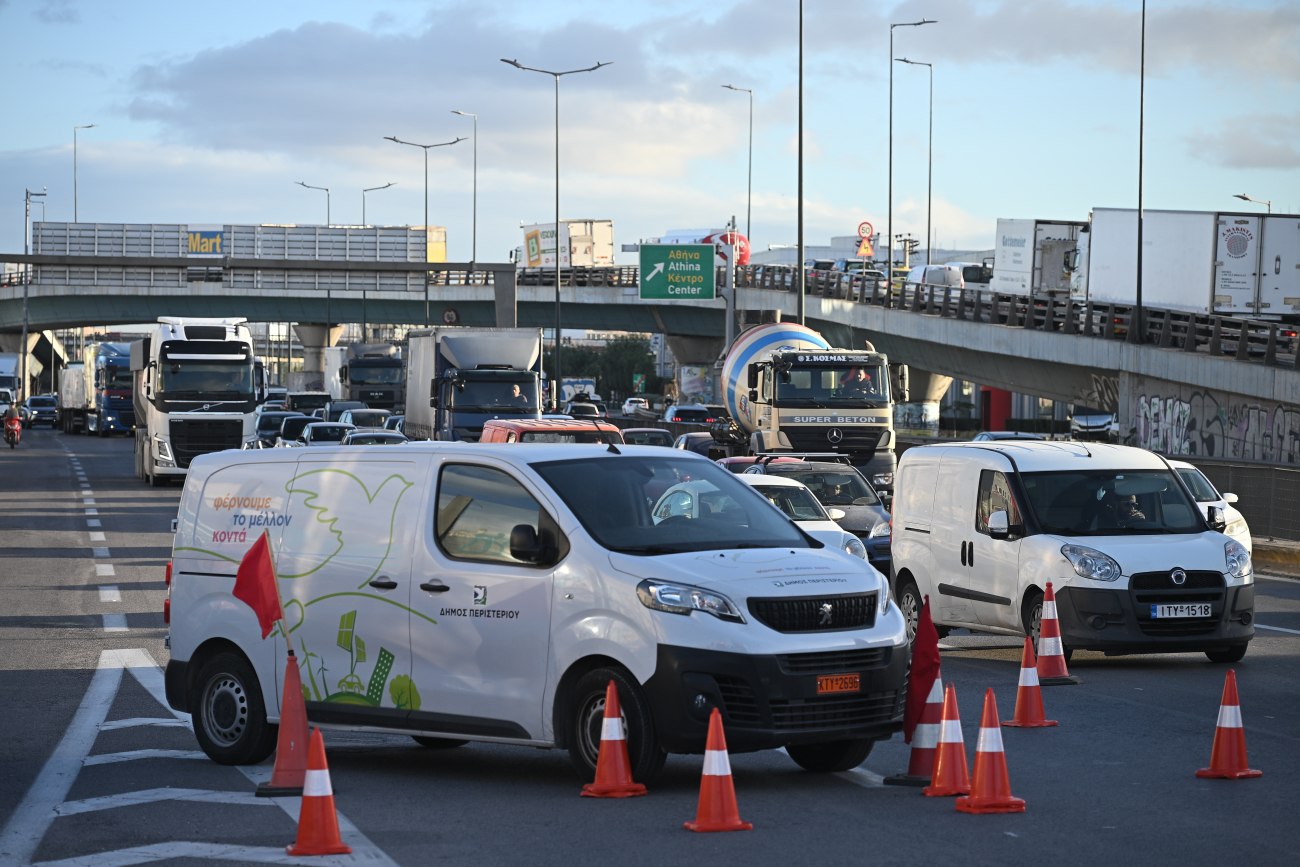εικόνα που δείχνει στιγμιότυπο από το μποτιλιάρισμα στον Κηφισό, στο σημείο όπου σημειώθηκε νωρίτερα το τροχαίο δυστύχημα