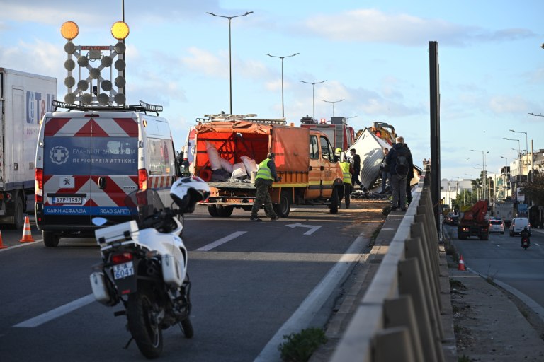 Τροχαίο: Νεκρός ο ένας οδηγός που είχε τραυματιστεί σοβαρά στη σύγκρουση φορτηγών στη λεωφόρο Κηφισού