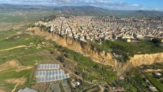 Σικελία: Το Νισέμι «ταλαντεύεται» στον γκρεμό λόγω κατολίσθησης – Κατάσταση έκτακτης ανάγκης στη Νότια Ιταλία