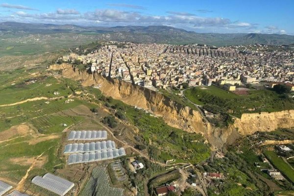 Σικελία: Το Νισέμι «ταλαντεύεται» στον γκρεμό λόγω κατολίσθησης – Κατάσταση έκτακτης ανάγκης στη Νότια Ιταλία