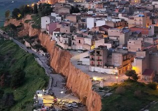 Ιταλία: Ολόκληρη κοινότητα στην Σικελία κινδυνεύει από κατολίσθηση – Διάσωση αλόγων και γαϊδουριών [Βίντεο]