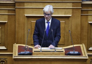 Συγκίνηση στη Βουλή για τα Ίμια «Ο Τάκης ήταν το άλλο μου μισό, νιώθω υπερήφανος για εκείνον», λέει ο αδερφός Βλαχάκου