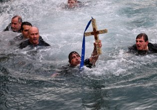 Θεοφάνεια: Live ο καθαγιασμός των υδάτων και η τελετή κατάδυσης του Τιμίου Σταυρού στον Πειραιά