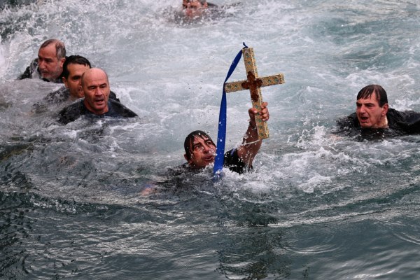 Με λαμπρότητα γιορτάστηκαν τα Θεοφάνεια στον Πειραιά – Δείτε φωτογραφίες και βίντεο
