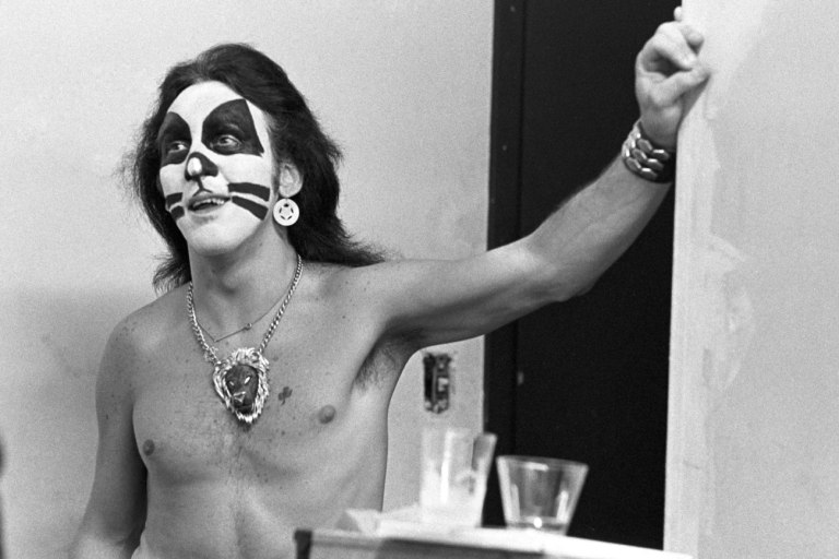 «Η νίκη κατά του καρκίνου μαστού ήταν ένα θαύμα» – Ο πρώην ντράμερ των KISS μιλά για την ασθένεια και την προσευχή