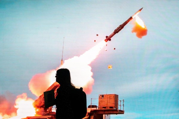 Οι συμμαχίες αλλάζουν αλλά η Ευρώπη παραμένει επικίνδυνα εξαρτημένη από τα αμερικανικά όπλα