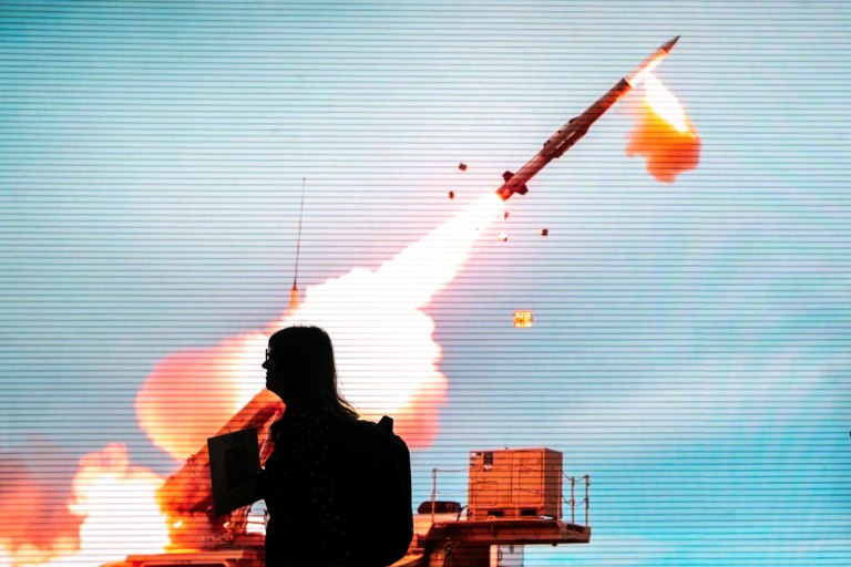 Οι συμμαχίες αλλάζουν αλλά η Ευρώπη παραμένει επικίνδυνα εξαρτημένη από τα αμερικανικά όπλα