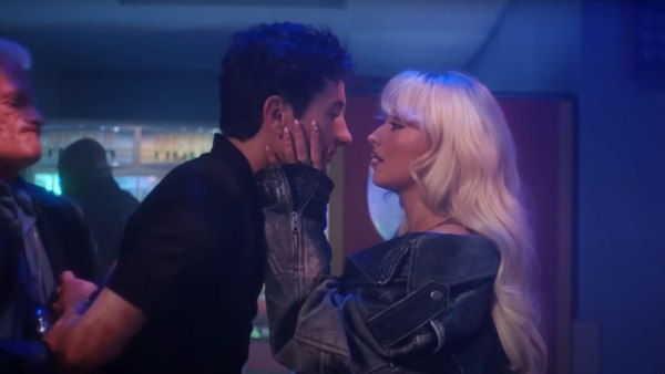 Η Σαμπρίνα Κάρπεντερ, ο πρώην της Μπάρι Κίογκαν και η «τσουχτερή» ανάρτηση της Πρωτοχρονιάς