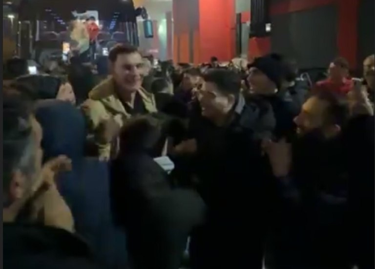 Ολυμπιακός: Αποθέωση στο ΣΕΦ μετά τη νίκη στο ΟΑΚΑ (vid)