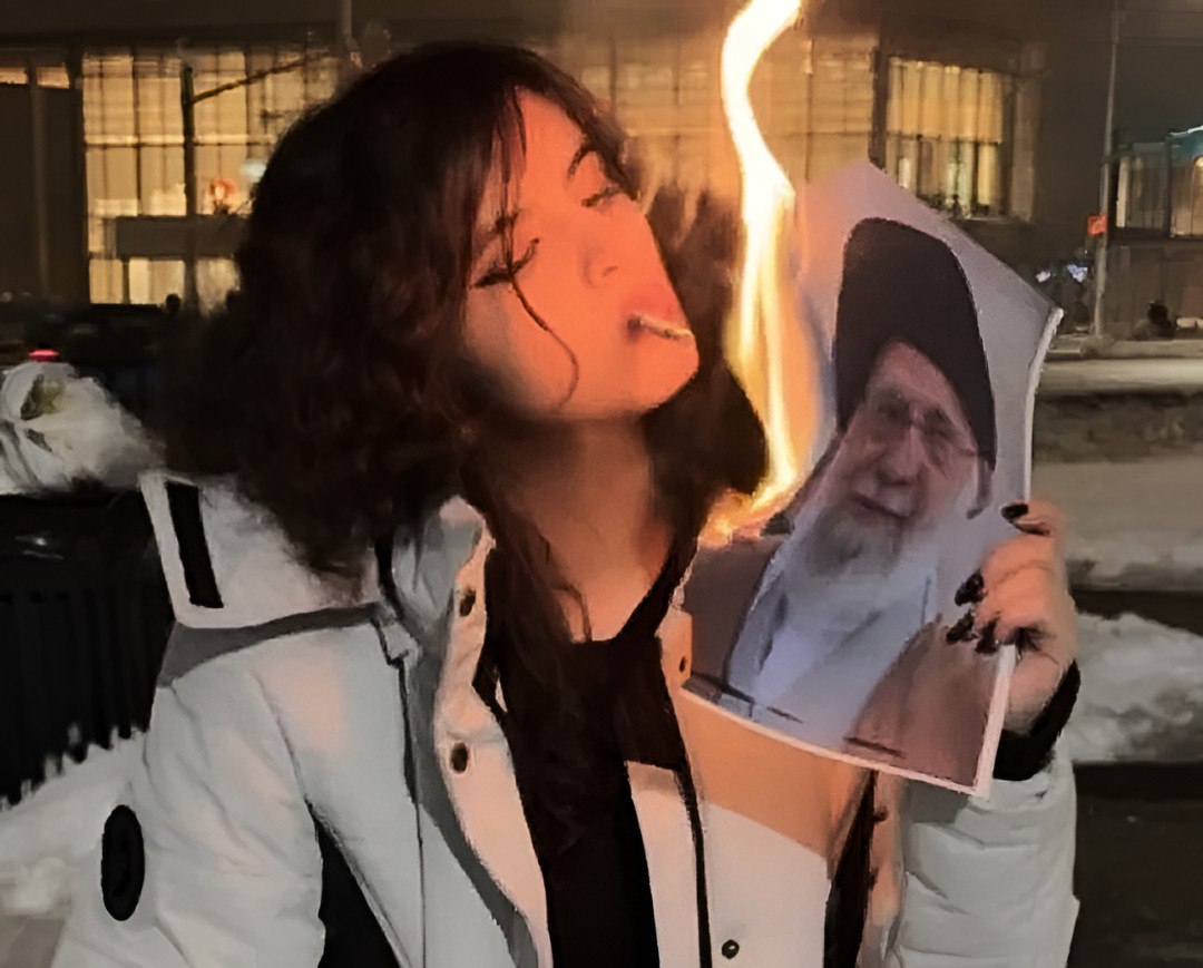 Γιατί οι γυναίκες του Ιράν ανάβουν τα τσιγάρα του με φλεγόμενες φωτογραφίες του Χαμενεΐ