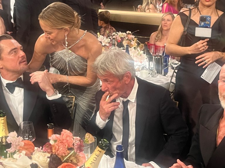 Αν ο πρώτος μήνας του 2026 είχε πρόσωπο, αυτό θα ήταν οι viral στιγμές του Σον Πεν στις Χρυσές Σφαίρες