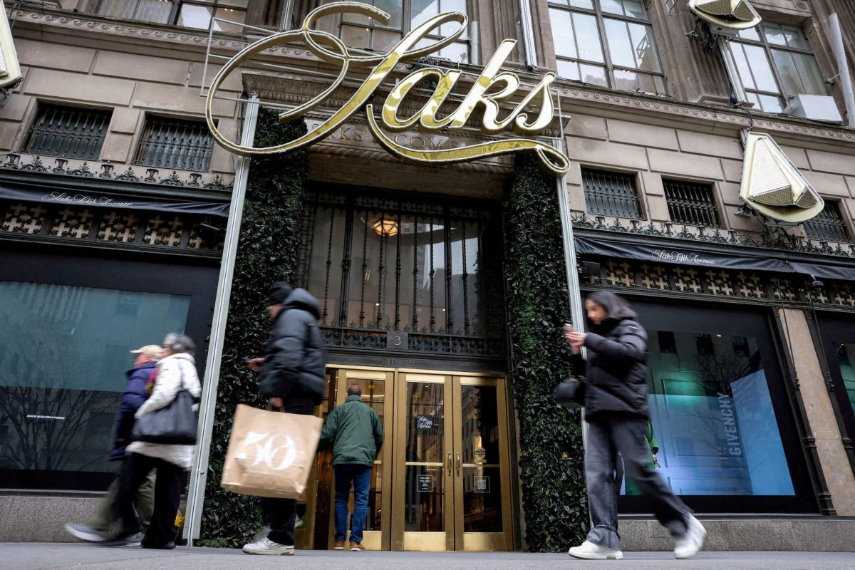 Saks: Γιατί οι οίκοι πολυτελείας προηγούνται των πιστωτών