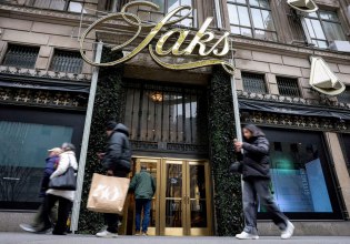 Saks: Γιατί οι οίκοι πολυτελείας προηγούνται των πιστωτών
