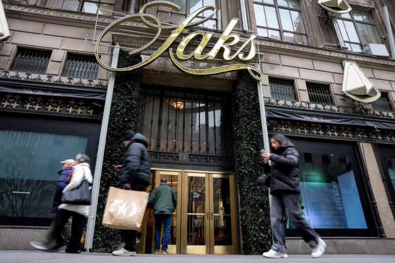 Saks: Γιατί οι οίκοι πολυτελείας προηγούνται των πιστωτών
