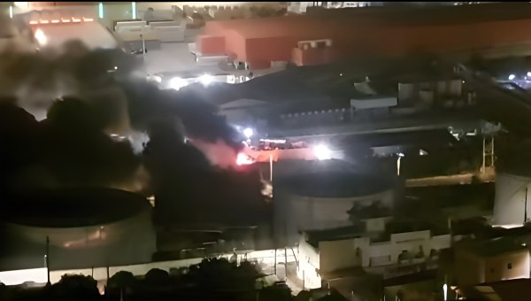 Φωτιά στα Καζάνια στο Πέραμα – «Κλείστε τα παράθυρα των σπιτιών σας»