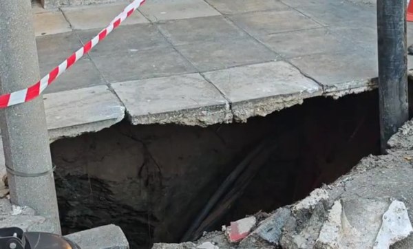 Αναστάτωση στο Παγκράτι: Άνοιξε τρύπα στο έδαφος, «ρούφηξε» κολώνα