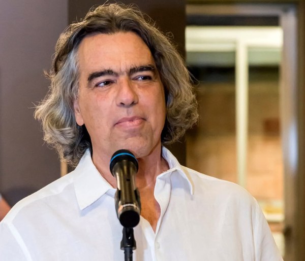 Νικόλαος Ζήβας: Πέθανε ο καλλιτέχνης που έδινε «πνοή» στην ύλη και τη μνήμη