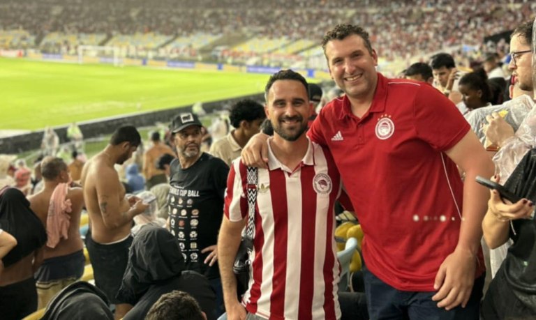 Αυτά γίνονται μόνο από Ολυμπιακούς – Με φανέλες του Θρύλου στο μεγάλο ντέρμπι στο Μαρακανά (pics, vid)