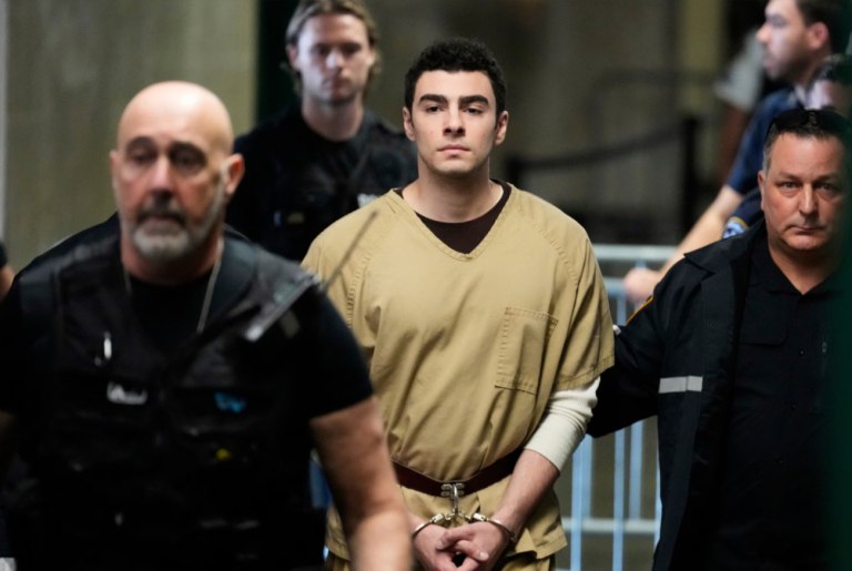 Ο Λουίτζι Μαντζιόνε ξανά στο δικαστήριο για ακροαματική διαδικασία – Ακόμα στο τραπέζι η θανατική ποινή